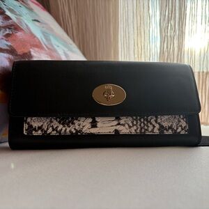 Coach Black with snake skin detail long wallet/clutch can be wear crossbody